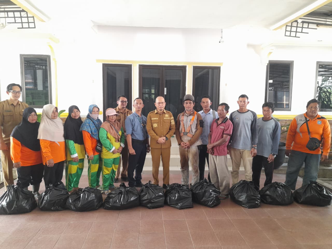 BPRS Menyalurkan 150 Bingkisan Lebaran bersama Petugas Kebersihan Bangka Tengah